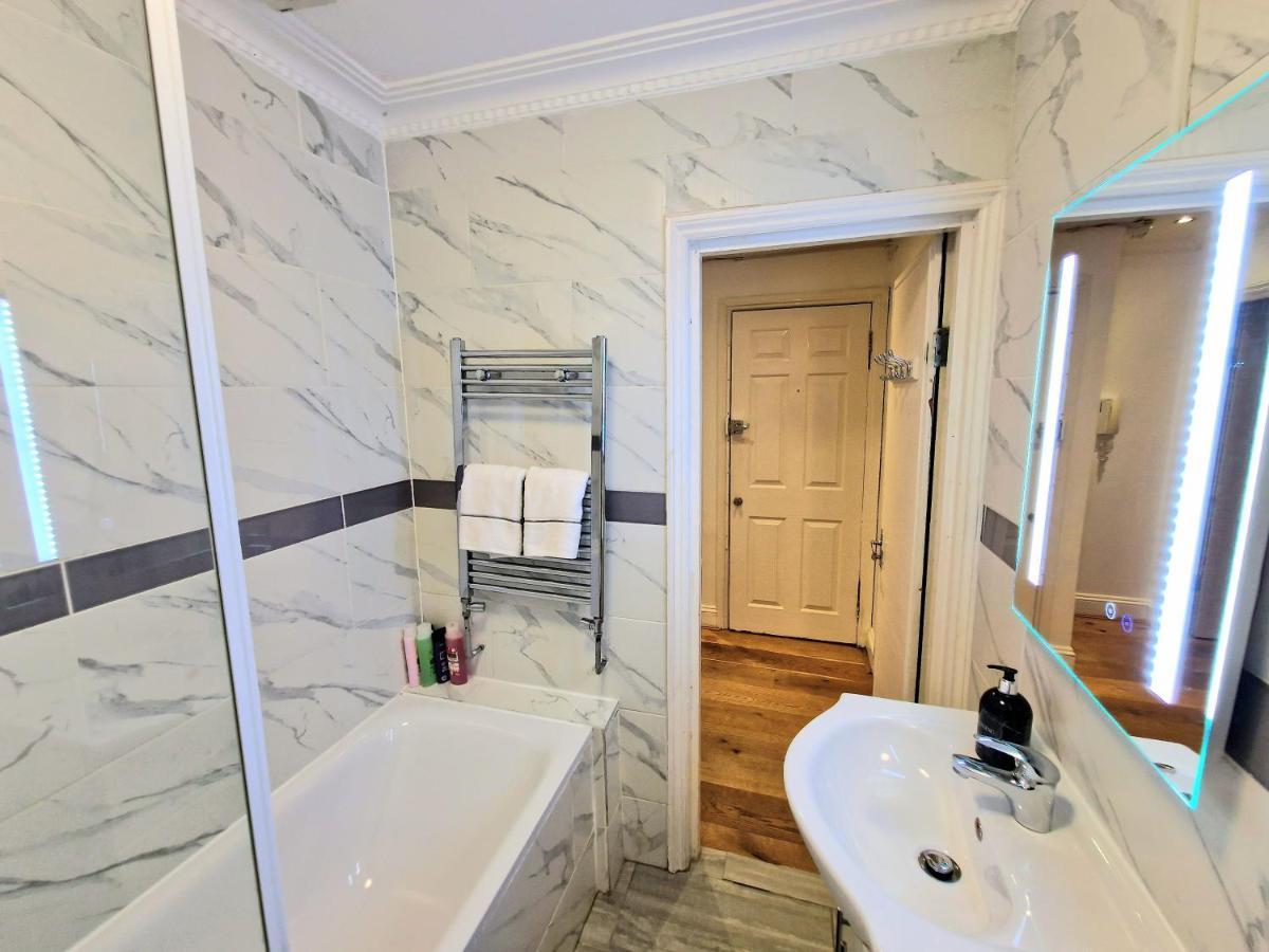 Cosy Home In Kensington - Great Location! 3 Minutes Walk To Earl'S Court Station Лондон Екстериор снимка