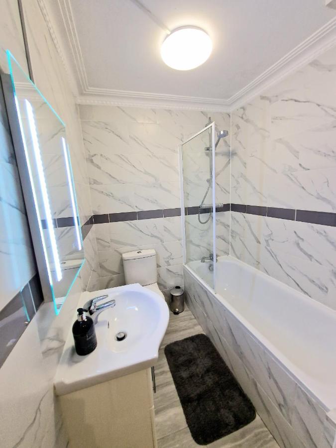 Cosy Home In Kensington - Great Location! 3 Minutes Walk To Earl'S Court Station Лондон Екстериор снимка