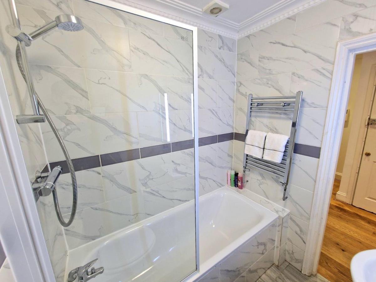 Cosy Home In Kensington - Great Location! 3 Minutes Walk To Earl'S Court Station Лондон Екстериор снимка