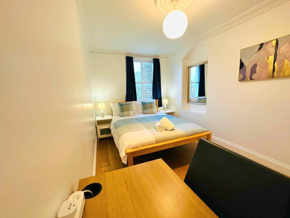 Cosy Home In Kensington - Great Location! 3 Minutes Walk To Earl'S Court Station Лондон Екстериор снимка